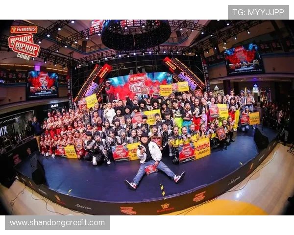 成都街舞队在世界攀岩锦标赛中以92分领先其他队伍表现出色